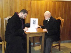 dr Dariusz Piotr Klimczak podpisuje Kronikę Wigilijną