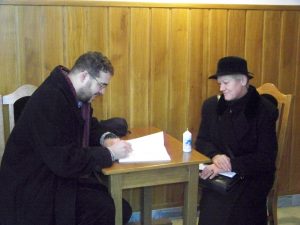 dr Dariusz Piotr Klimczak podpisuje Kronikę Wigilijną